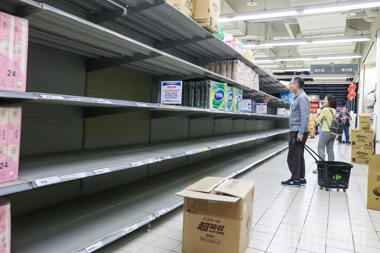 有連鎖量販店衛生紙貨架上空蕩蕩等著補貨,採買民眾撲空。記者鄭清元/攝影