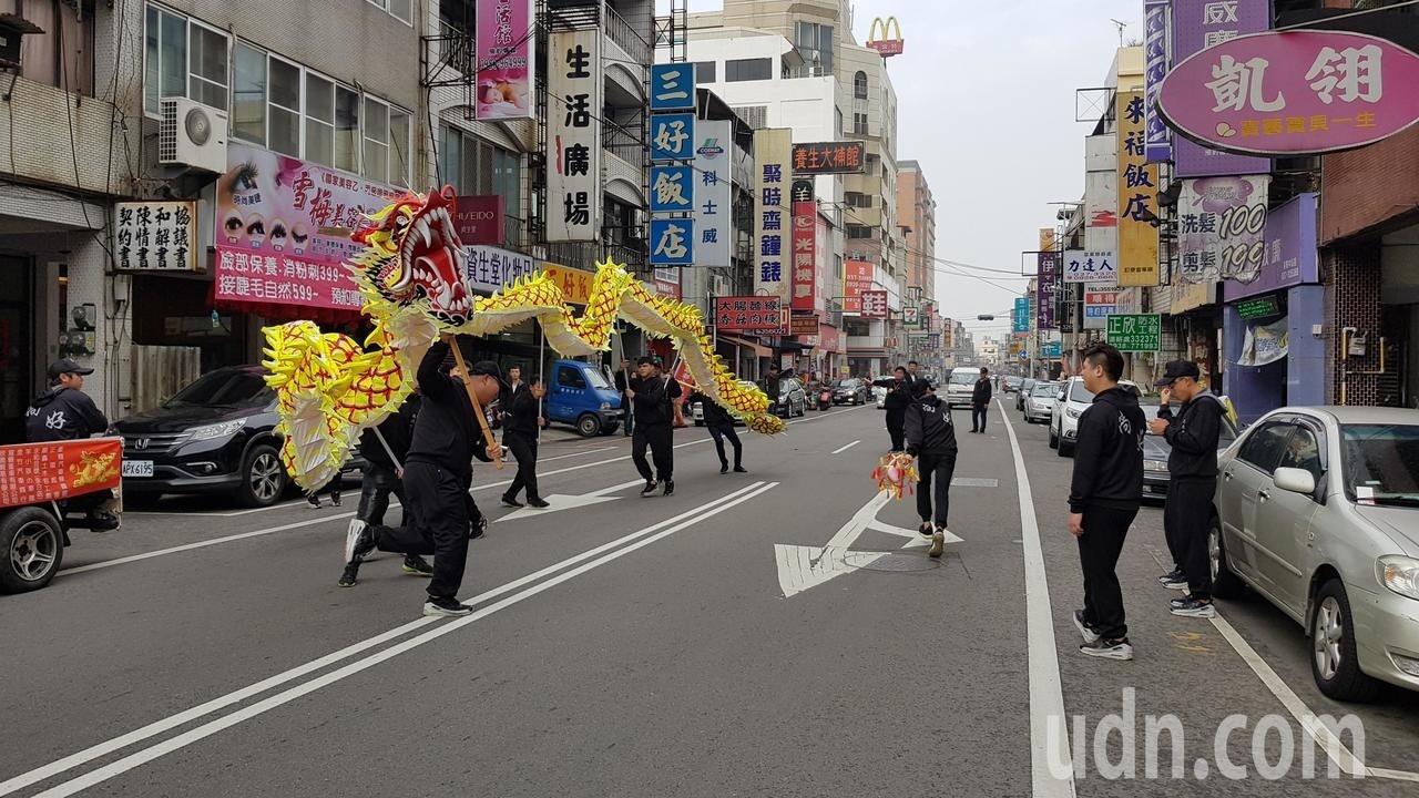 苗栗市連日來都有龍隊遊走市區到店家金龍參拜或接受包龍、火旁龍，市公所都請龍隊派員疏導交通。記者黃瑞典／攝影