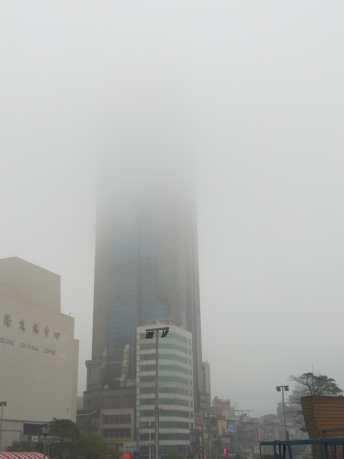 今天上午霧鎖基隆一片霧茫茫。記者游明煌／攝影