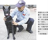 黑熊巡邏校園　流浪犬跑光光