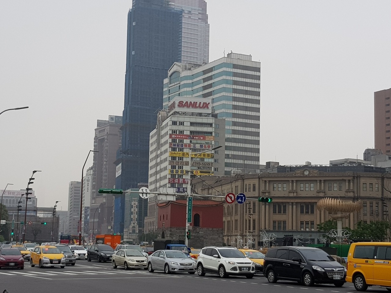 台台北市今天空氣品質不佳，市區能見度也變差，蒙上一層霧霾。記者翁浩然／攝影