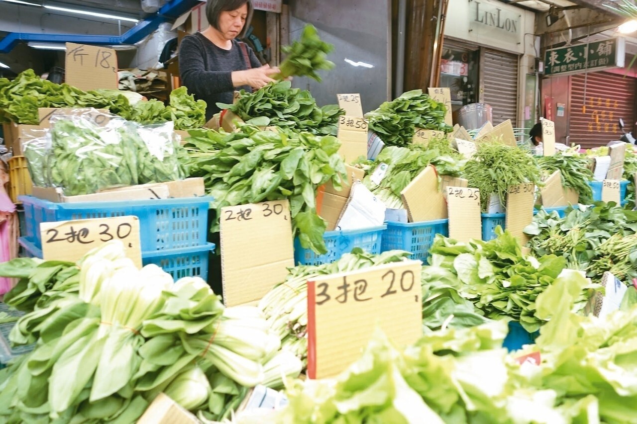 台北果菜市場春節開工後菜價下跌，農民叫苦連天，抱怨休市天數太多，市場無法消化。 記者林伯東／攝影