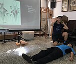 消防員常見職業病　物理治療師教導一顆球舒緩法