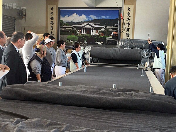 墨西哥慈濟志工前往高雄岡山志業園區,觀摩與體驗慈濟環保毛毯的製程。