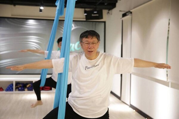 台北市長柯文哲體驗空中瑜珈。圖／北市府產業發展局提供