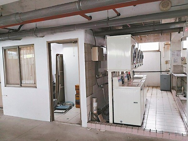 昨天北市府現勘文大「大群館」,發現地下停車場有兩席停車位不符規範,一個放置洗衣機、另一個隔間當儲藏室。 圖/北市建管處提供
