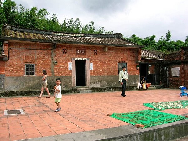 前總統李登輝故居三芝「源興居」2004年經北觀處整理周邊環境,請來李登輝熱鬧剪綵,但隔年就被發現平日遊客不多,附近居民還在源興居廣場曬鹹菜。 圖/聯合報系資料照片