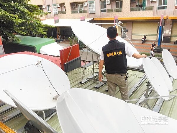 刑事局破獲國內首宗截波電視台訊號源,搜索機房時,對幕後金主資助設置的衛星天線設備嘆為觀止。(胡欣男翻攝)