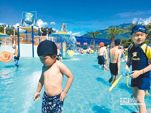 花蓮知卡宣親水公園7月1日正式登場,暑假期間開放遊客免費入園。(許家寧攝)