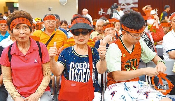 內政部都委會26日審議社子島開發案,居民昨赴市府抗議,要求台北市長柯文哲負起政治責任、兌現選舉政見。(張立勳攝)