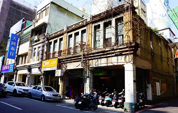 台中市舊市區閒置老宅多,市府委託顧問公司推動「小都更」,有專人代辦手續,還補助整修經費,促進老屋活化使用。圖/台中市都發局提供