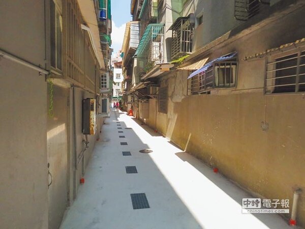 「永和汙水下水道用戶接管工程」施工後，巷弄變得寬敞乾淨。（葉書宏攝）
