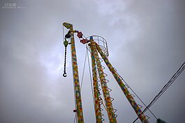 往日吊漁獲的吊車不再忙碌工作，而是漆上了斑斑色彩成為地標。