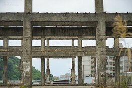 阿根納造船廠結構因長期受到海風侵蝕，因此水泥剝落鋼筋外露，何時會突然倒塌不知道，因此遊人最好還是在圍籬外觀看就好。