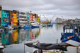 雖然天空不作美，但四處可見的色彩讓正濱漁港鮮活了起來。