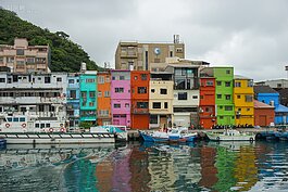 在日治時期曾為全台第一大漁港的基隆正濱漁港，是遠洋漁業與近海拖網漁船的作業基地，現在正進行轉型。一次的建物彩繪活動後，引起民眾討論，也成為網紅、網美朝聖打卡的聖地。