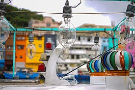 漁船上聚魚燈旁的通風扇也繪上多種色彩，要與彩繪樓房相呼應。