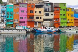 鄰近港邊的十六棟老舊屋舍，在漆上繽紛斑斕的油漆後，搖身一變成為基隆最炫的打卡聖地。也讓這裡的氣象換然一新。只是彩繪的吸引力是否可以持續，還是只不過如同煙火般燦爛一回，有待考驗。