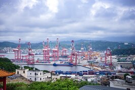 曾是北台灣最大吞吐的商港，如今商船寥寥無幾，空留吊車朝天仰嘆。
