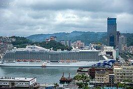 基隆地標遠眺基隆港。盛世公主號正準備下一輪的啟航。