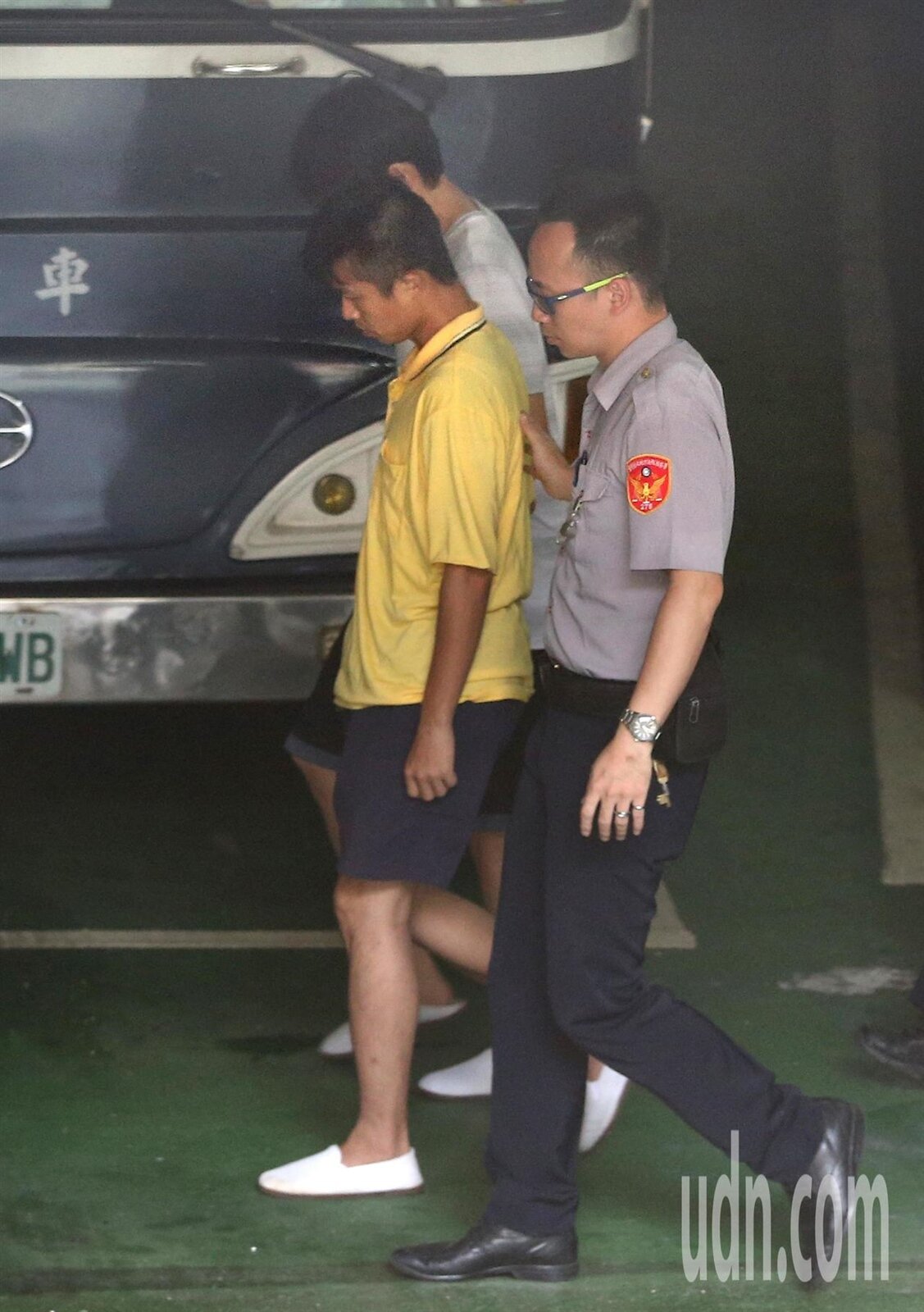 陳柏謙(黃衣者)中午搭乘警被車到台北地檢署出庭。記者林澔一/攝影