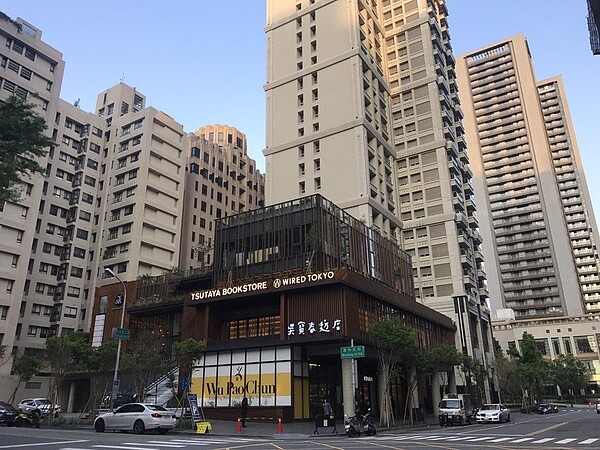 七期T&R廣場內日本蔦屋書店、泰國Woo-Cafe接連開幕，為豪宅聚落增添不少生活便利性、並再度炒熱店面行情。記者宋健生／攝影
