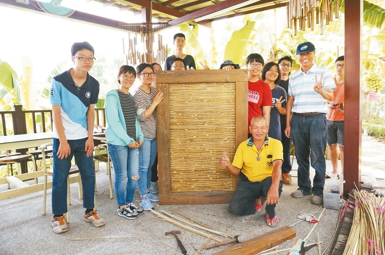 燕巢金山社區耆老與高雄科技大學的學生攜手製作竹編牆。 記者王昭月/攝影