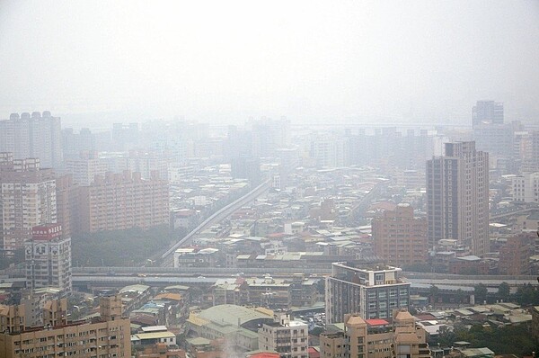 空汙困擾，新北市年初曾宣示2019年底前要達到空氣品質標準。 圖／聯合報系資料照片