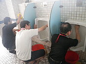 大手牽小手洗公廁　清掃「嘉」園亮晶晶!