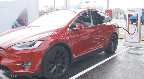 7月起,電動車停高市公有路外停車場免收停車費,一般路邊停車格每天享6小時免費。 圖/聯合報資料照片