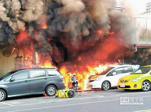 花蓮火車站前一路順租車行發生大火，約40輛汽機車被燒毀，損失超過300萬。（許家寧翻攝）
