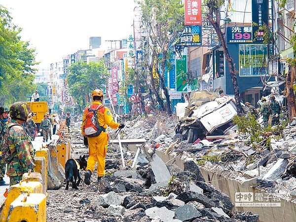 搜救人員在高雄氣爆的斷垣殘壁中，搜尋生還者。（本報資料照）
