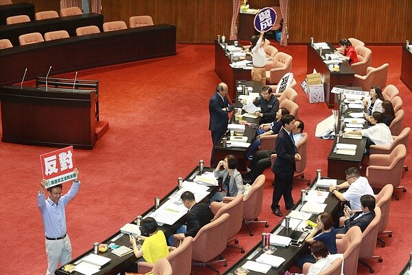 立法院臨時會昨天表決三讀通過「空氣汙染防制法」修正案。 記者黃義書/攝影