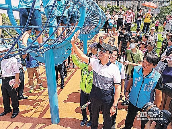 新北第37座特色公園員山公園26日完工啟用,市長朱立倫到場與使用遊憩設施的小朋友們互動。(王揚傑翻攝)