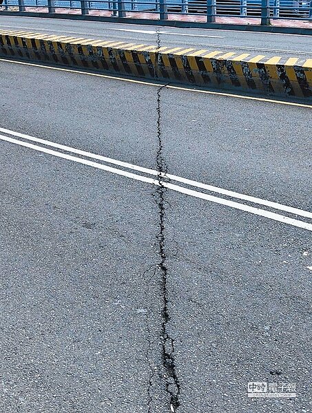 通往安平工業區的健新橋面出現大裂縫，用路人憂心安全疑慮。（曹婷婷翻攝）
