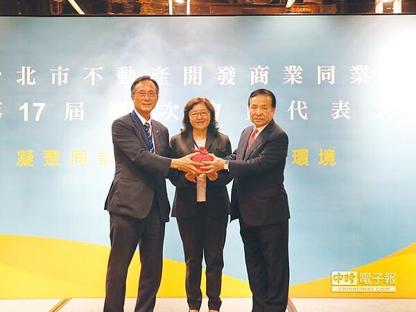 蔡竹雄(右)昨天當選台北市不動產開發公會新任理事長,在常務監事力麒建設董座郭淑珍(中)監交下,從前任理事長陳春銅(左)手中正式接棒。圖/公會提供