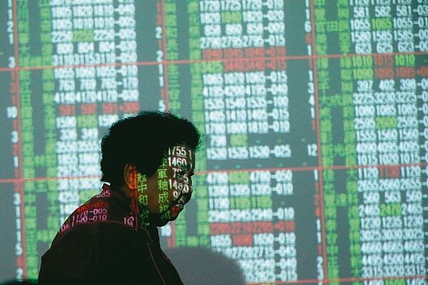 調查顯示我國消費者信心指數連續三個月走跌，6月各項指標中又以「投資股票時機」下降最多。 圖／聯合報系資料照片
