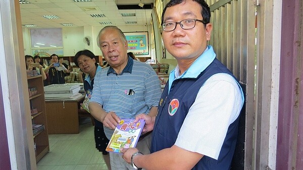 苗栗縣南庄鄉立圖書館發包改善,鄉長賴盛為(右二)、南庄國中校長詹吉翔(右一)等人今天搬藏書暫時移置。記者范榮達/攝影