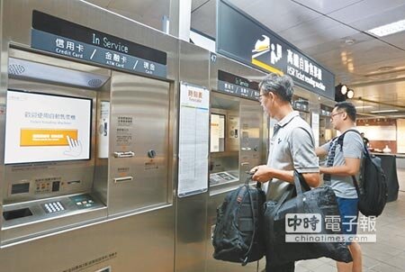 
高鐵交通聯票即日起將於ibon網路平台開放購票，同時高鐵為服務旅客，首度進駐北捷台北車站設置自動售票機。（張鎧乙攝）
 