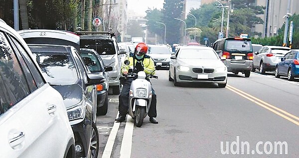 桃園汽機車停車格長期不足，民眾抱怨一位難求。 記者李京昇／攝影