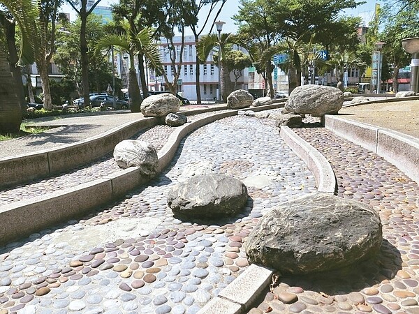 桃園區民族公園設有戲水區,每年夏天都吸引親子前往消暑,今年礙於水情不佳,區公所已張貼告示將暫緩開放戲水設施。 記者張裕珍/攝影