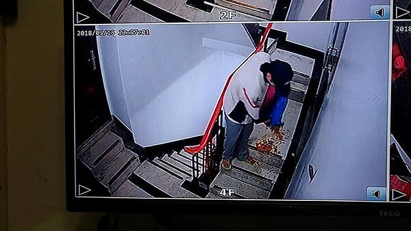 新北一名吳姓男子想將老舊公寓改成建套房出租,因工程未經許可被鄰居檢舉,心生不滿,今年5月一連三天在樓梯間傾倒廚餘,日前被新北地院依社會秩序維護法裁罰1萬元。記者陳俊智/翻攝