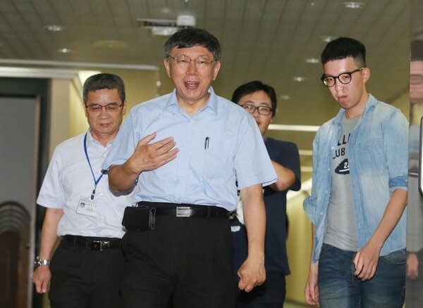 台北市長柯文哲（左二）昨天出面接受媒體聯訪，看到媒體大陣仗嚇了一跳，趕緊拍拍胸口。 記者徐兆玄／攝影
