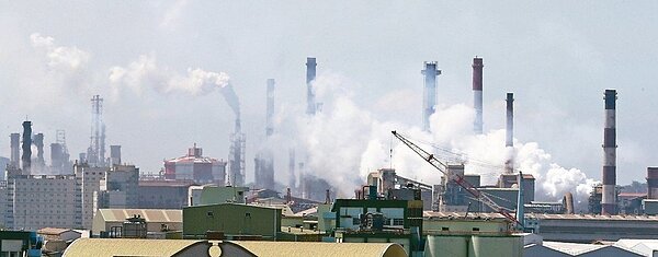 修正後的空汙法訂有抵換機制,環保團體擔心將惡化郊區空氣品質。 圖/聯合報系資料照片