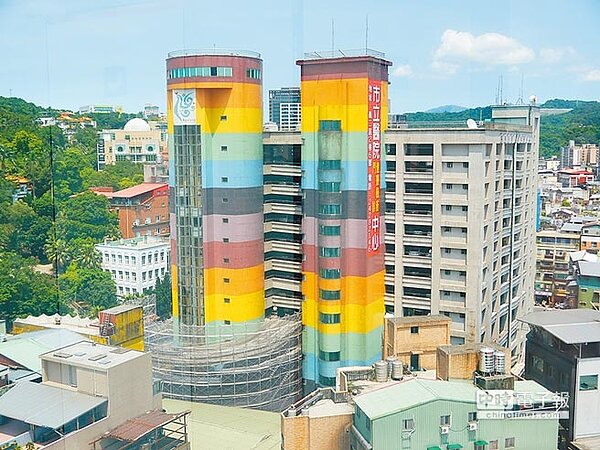 基隆市信二立體停車場正在進行第2階段外牆、出入口車道翻修工程,預計8月完工,屆時將全面煥然一新。(張穎齊攝)