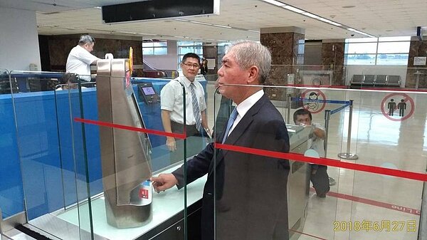 台韓互惠自動通關今正式啟用，今來台參與「第33屆臺韓觀光交流會議」，韓國旅行業協會會長在內踩線團今陸續抵達高雄國際機場，該團團長為韓國旅行業協會會長當場留存指紋及拍照註冊，立即體驗台灣自動通關（e-Gate）便利，同時按讚肯定。記者劉星君／翻攝