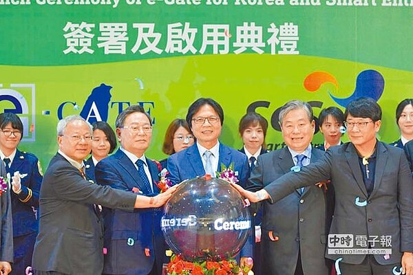 內政部長葉俊榮(中),主持台韓互惠使用自動通關儀式,未來台韓民眾可在對方機場享有自動通關。圖/內政部提供