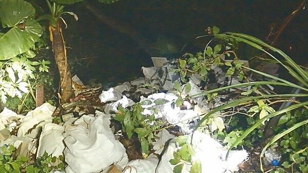 基隆市警方夜間主動出擊,日前在暖暖查獲十多袋裝潢廢棄物。 圖/基隆市政府提供