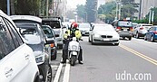 人行道劃機車位　須顧及行人權益