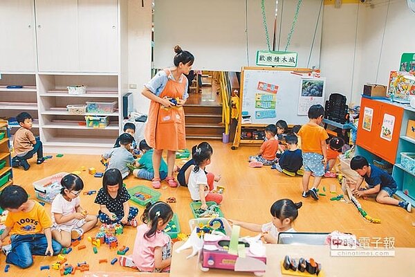 圖為孩童在托育中心內玩耍